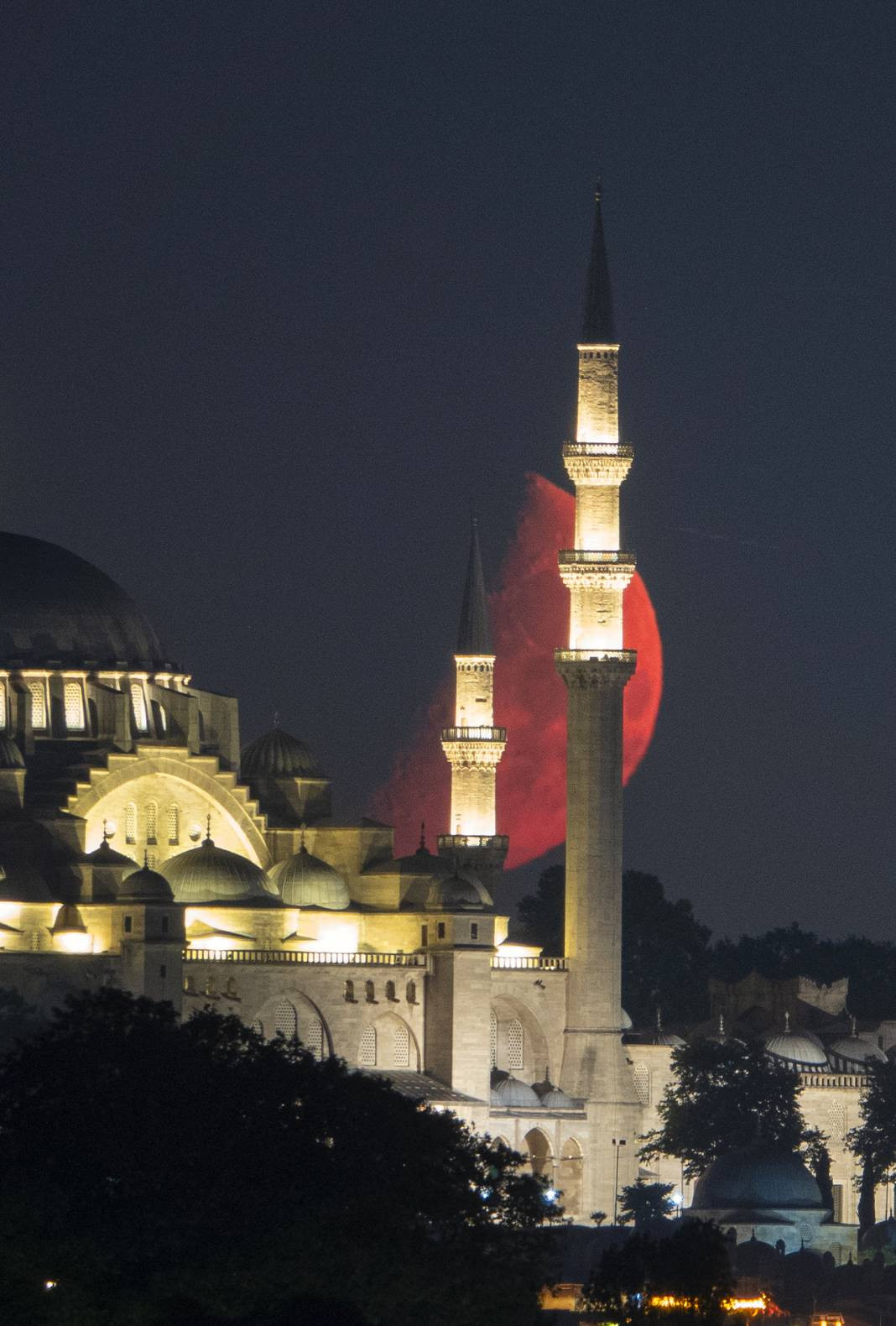 İstanbul'un muhteşem eserine Ay eşlik etti - Resim: 9